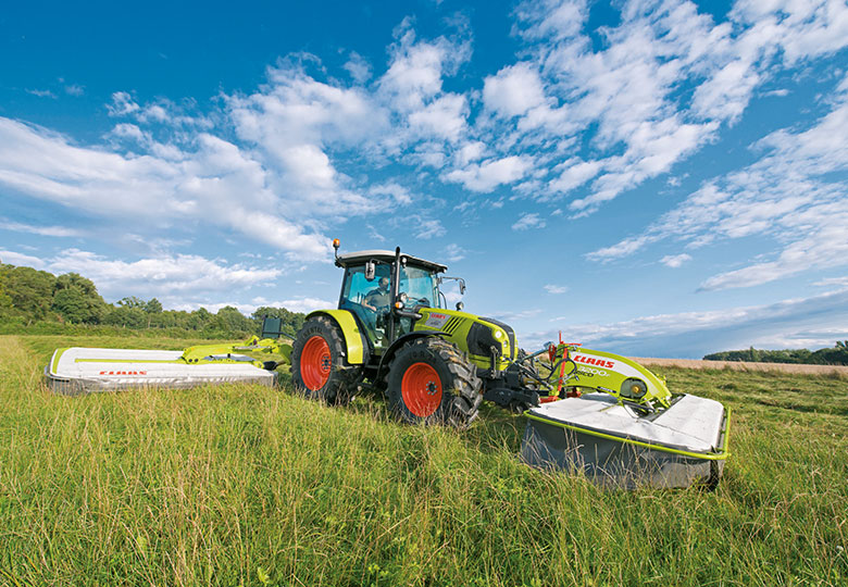 Traktor mit Bewässerungssystem CLAAS